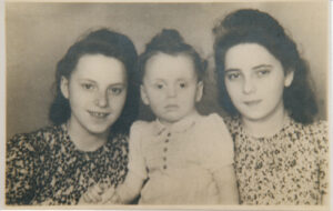 Königsberg, 1942/43: v. l. n. r.: Hella (*1927), Denny (1940 – 1945) und Rita (*1925) Markowsky. Im Hintergrund sind Mauerreste des 1938 gesprengten Vorgängergebäudes zu erkennen.