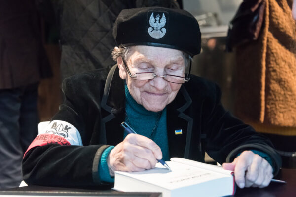 Warschau, 1. August 2022: Wanda Traczyk-Stawska beim Signieren ihres Buches »Błyskawica« (Blitz) auf dem Friedhof der Warschauer Aufständischen © Wikipedia
