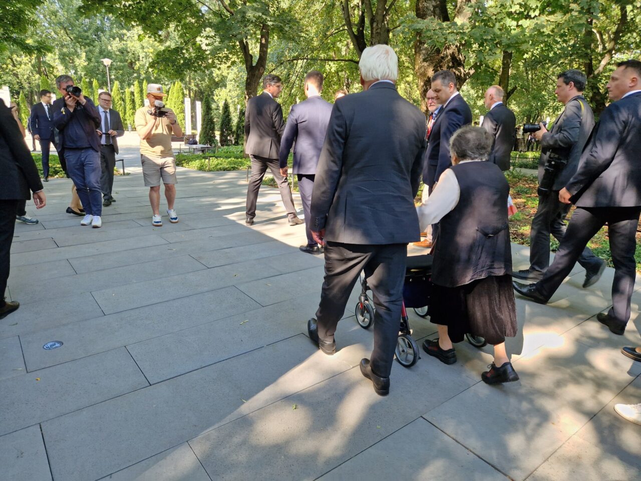 Warschau, 31. Juli 2024: Bundespräsident Frank-Walter Steinmeier und Wanda Traczyk-Stawska bei einer Kranzniederlegung auf dem Friedhof anlässlich des 80. Jahrestages des Aufstandes © Stiftung Denkmal / Uwe Neumärker