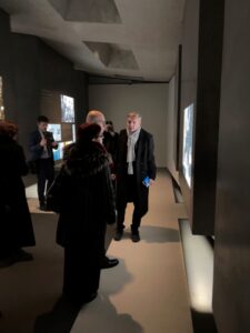 Ministerpräsident von Rumänien, Ilie Bolojan, und Uwe Neumärker im Raum der Familien © Stiftung Denkmal