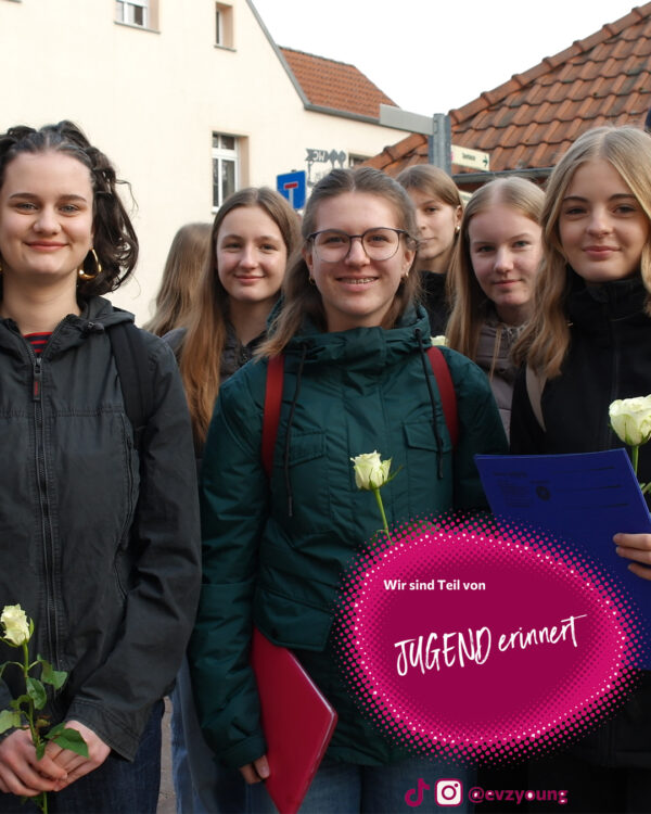 Schülerinnen und Schüler der AG »Kriegsgräber« bei der Gedenkveranstaltung in Wesenberg. Foto: Falk Bersch
