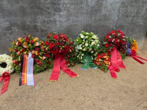 Stilles Gedenken am Homosexuellen-Denkmal in Berlin, 26. Juli 2025