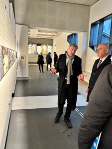 Ministerpräsident von Rumänien, Ilie Bolojan, und Uwe Neumärker in der Ausstellung im Ort der Information © Stiftung Denkmal