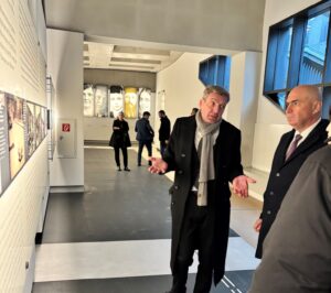 Ministerpräsident von Rumänien, Ilie Bolojan, und Uwe Neumärker in der Ausstellung im Ort der Information © Stiftung Denkmal