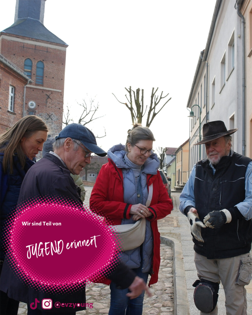 Gunter Demnig, Initiator des Projekts »Stolpersteine«, mit den Enkelkindern und der Urenkelin von Johann und Frieda Winks. Foto: Falk Bersch