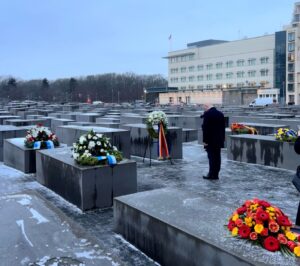 Ministerpräsident von Rumänien, Ilie Bolojan, legt Kranz nieder © Stiftung Denkmal