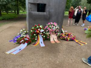 Stilles Gedenken am Homosexuellen-Denkmal in Berlin, 26. Juli 2025