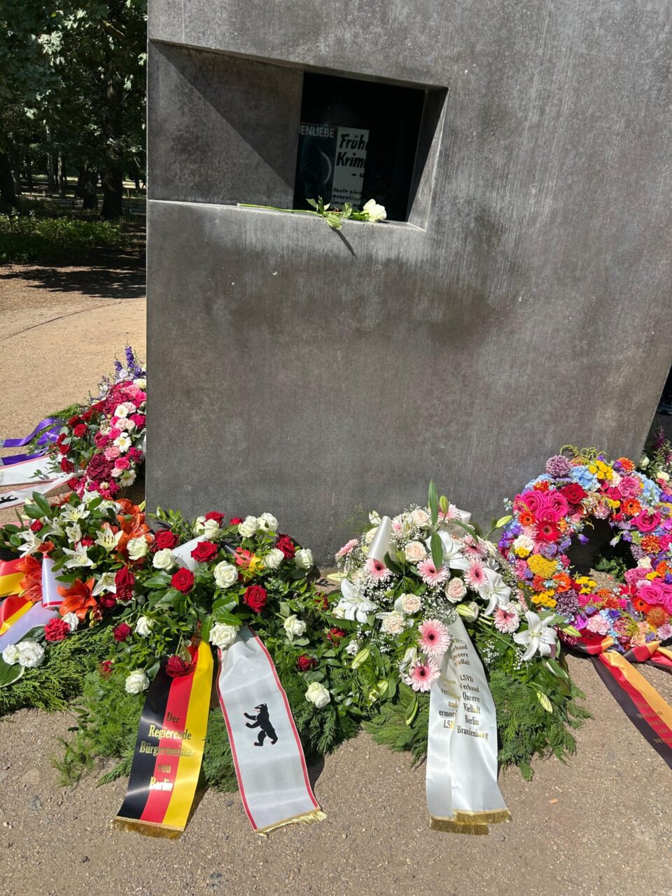 Stilles Gedenken am Denkmal für die im Nationalsozialismus verfolgten Homosexuellen am Tag des Berliner CSD
