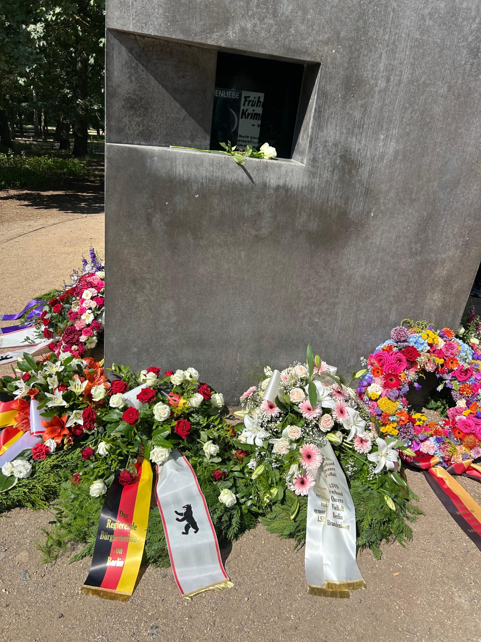 Stilles Gedenken am Denkmal für die im Nationalsozialismus verfolgten Homosexuellen am Tag des Berliner CSD
