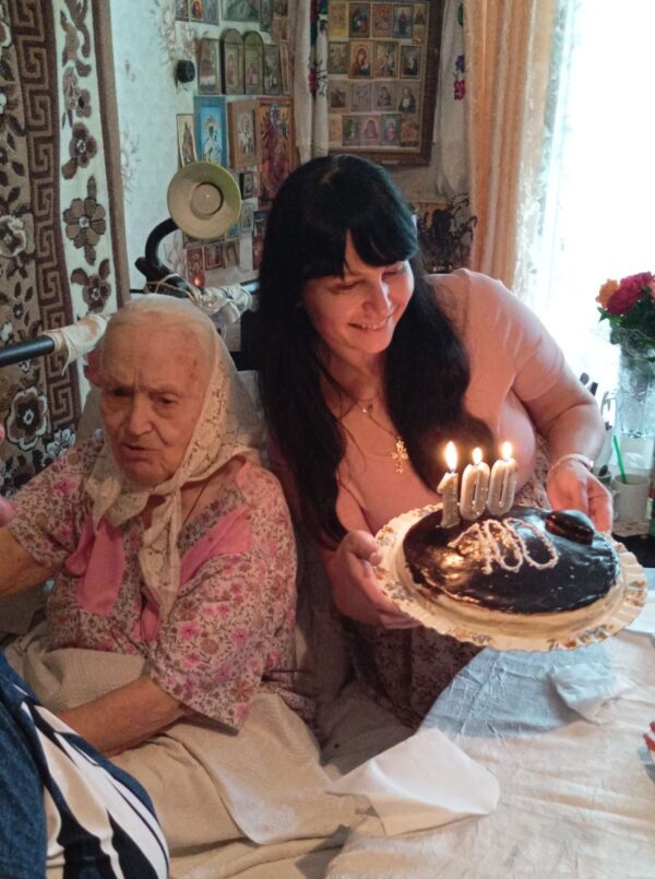 Tetjana Resnitschenko an ihrem 100. Geburtstag, gemeinsam mit ihrer Nachbarin Walentina: Privat