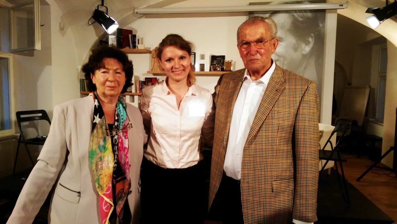 Prag, 2017: Else und Mano Höllenreiner mit Veronika Patočková. © RomaTrial e.V.