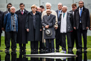 Berlin, 2012, Reinhard Florian bei der Einweihung des Denkmals mit dem Architekten Dani Karavan, Romani Rose und der ehemaligen Bundeskanzlerin Dr. Angela Merkel, © Stiftung Denkmal für die ermordeten Juden Europas