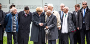 Bundeskanzlerin Dr. Angela Merkel mit Reinhard Florian bei der Eröffnung des Denkmals für die ermordeten Sinti und Roma, Oktober 2012, © Stiftung Denkmal, Foto: Marko Priske