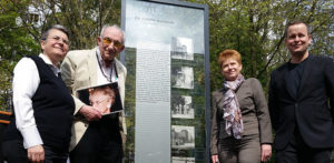 Übergabe der Informationstafel zur Jüdischen Bauschule mit Monika Herrmann, Walter Frankenstein, Petra Pau und Klaus Lederer (Mai 2017), Foto: Stiftung Denkmal
