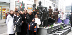 Frank Meisler 2008 in Berlin zusammen mit seiner Familie am Kindertransport-Denkmal vor dem Bahnhof Friedrichstraße; Frank Meisler zur Rechten: Tochter Marit, Enkelin Shani, Tochter Michal und ihr Mann Nissim sowie seine Lebensgefährtin Lucie Feighan; zur Linken: die Enkel Tomer und Adi