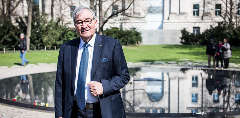 Berlin, April 2016: Zoni Weisz vor dem Denkmal für die im Nationalsozialismus ermordeten Sinti und Roma Europas, Foto: Marko Priske