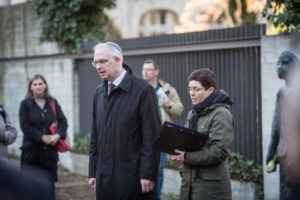 Esther Hirsch und Jonah Sievers vor dem Mahnmal in der Großen Hamburger Straße, Foto: Marko Priske
