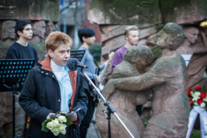 Petra Pau spricht das Gedenkwort in der Rosenstraße, Foto: Marko Priske