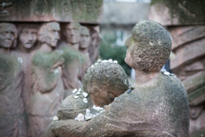 Kleine Steine am Mahnmal, Foto: Marko Priske