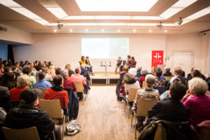 Die Zeitzeugin Dr. Helga Christoph im Gespräch mit ihrer Tochter und ihren beiden Enkelinnen, Foto: Marko Priske