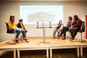 Die Zeitzeugin Dr. Helga Christoph im Gespräch mit ihrer Tochter und ihren beiden Enkelinnen, Foto: Marko Priske