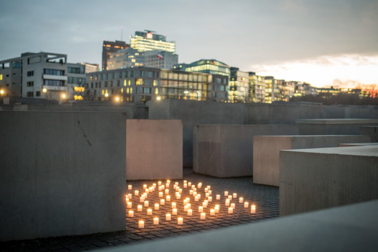 Beleuchtetes Denkmal, Foto Marko Priske