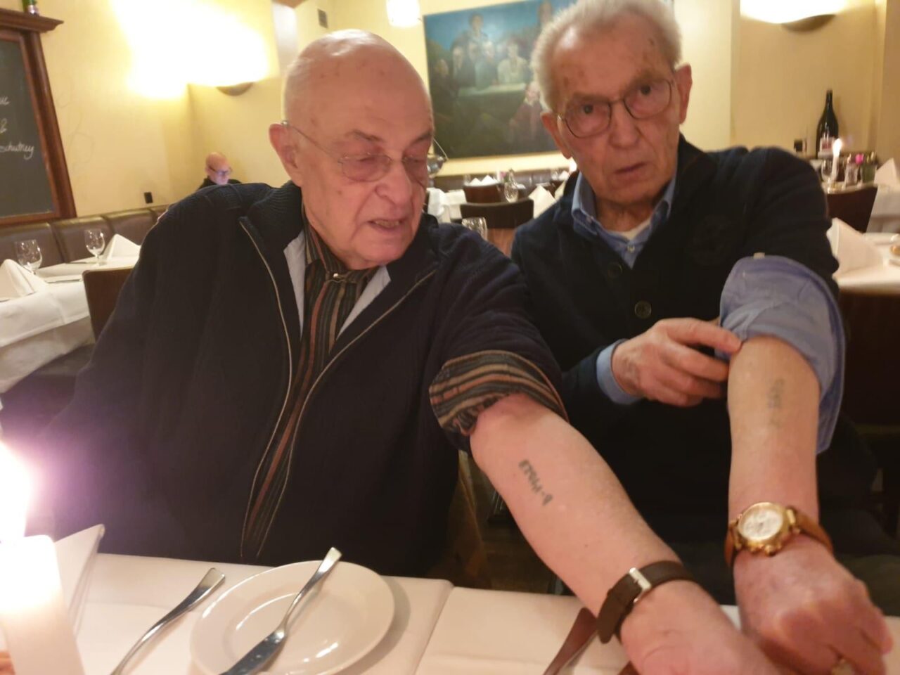 Berlin, Januar 2020: Mano Höllenreiner mit Pawel Taussig (*1933), der als Jude ebenfalls das Vernichtungslager Auschwitz-Birkenau überlebte. © Uwe Neumärker