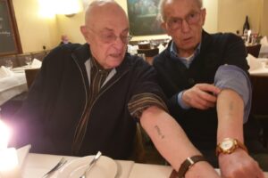 Berlin, Januar 2020: Mano Höllenreiner mit Pawel Taussig (*1933), der als Jude ebenfalls das Vernichtungslager Auschwitz-Birkenau überlebte. © Uwe Neumärker