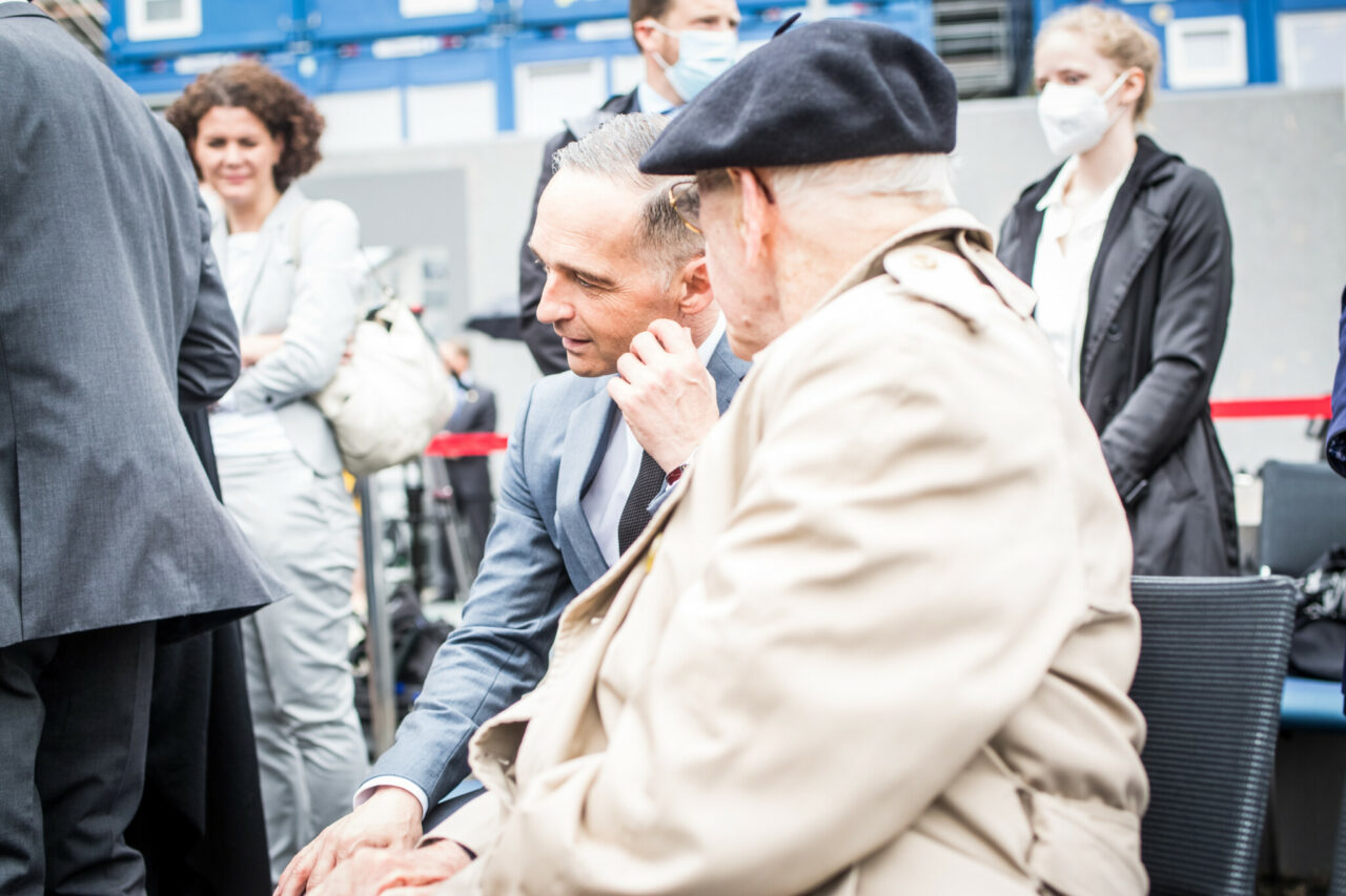 Berlin, 24. Juni 2021, Außenminister Heiko Maas und Peter Johann Gardosch im Gespräch am Holocaust-Denkmal © Stiftung Denkmal, Foto: Marko Priske