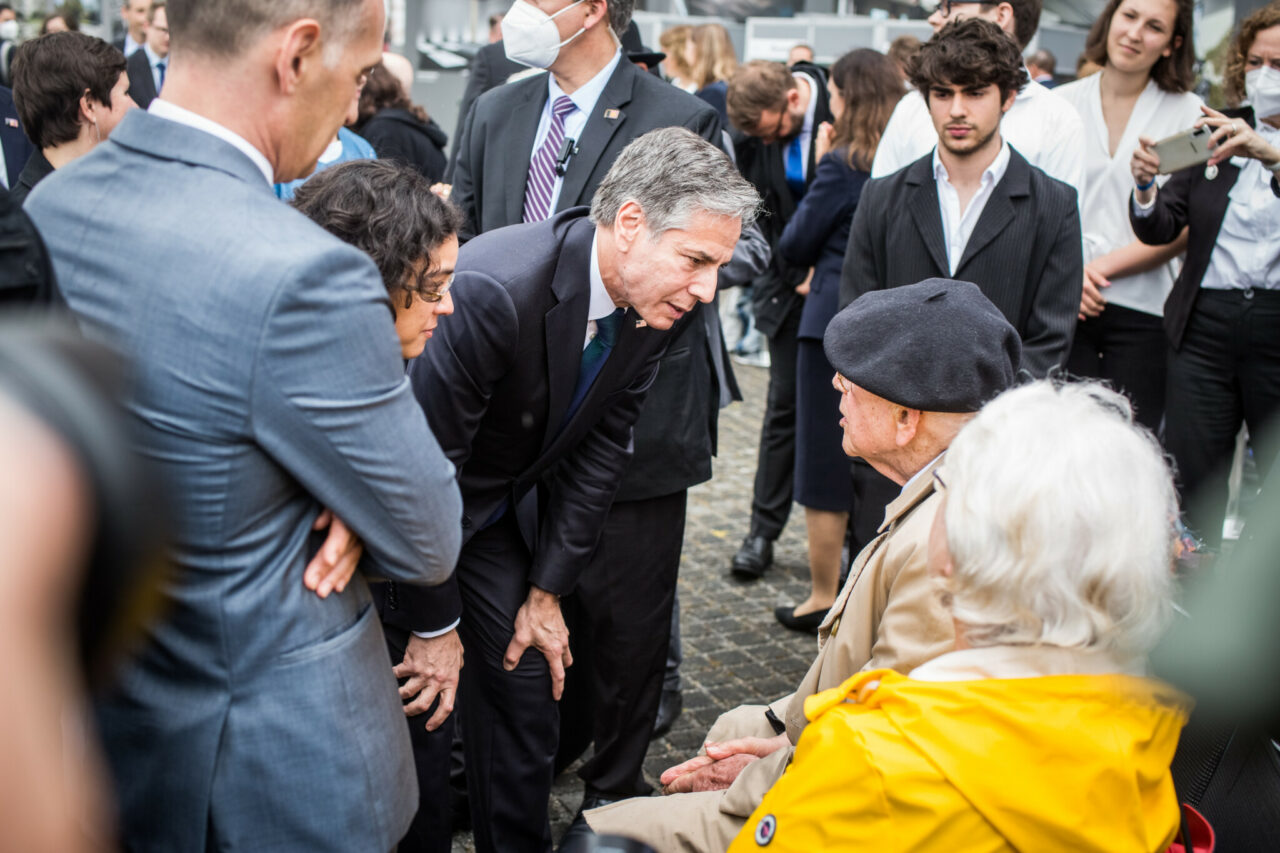 Berlin, 24. Juni 2021, Außenminister Antony J. Blinken und Peter Johann Gardosch im Gespräch am Holocaust-Denkmal © Stiftung Denkmal, Foto: Marko Priske