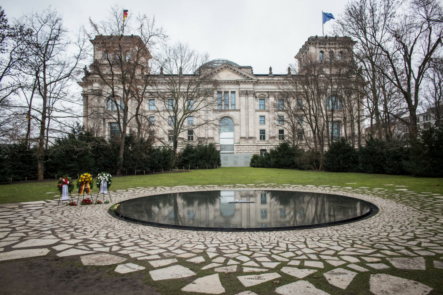 Zehn Jahre Denkmal für die im Nationalsozialismus ermordeten Sinti und Roma Europas - Stiftung ...