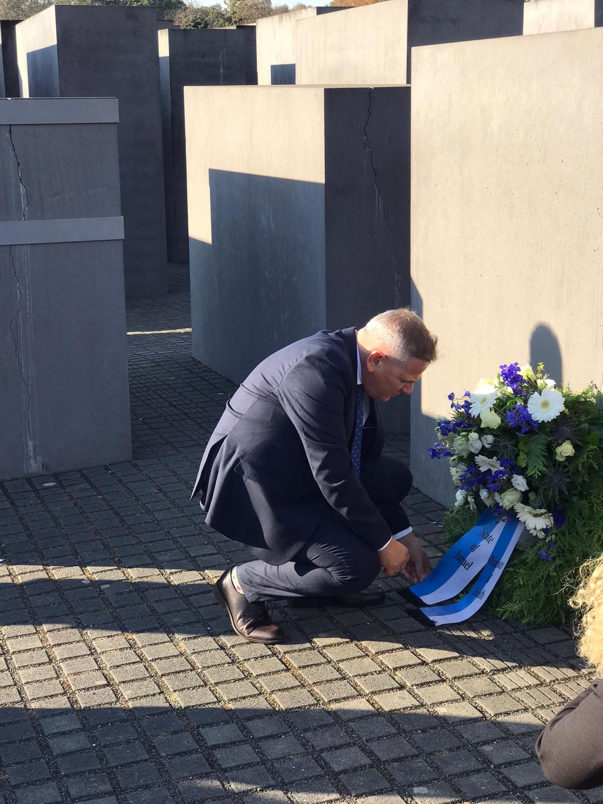 Israeli Minister of Health visits Holocaust Memorial