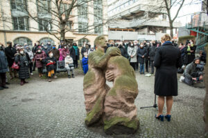 Teilnehmer/-Innen vor der Skulptur. Quelle: Ständige Konferenz/Marko Priske