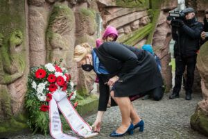 Franziska Giffey, Regierende Bürgermeisterin von Berlin, legt eine Rose nieder. Quelle: Ständige Konferenz/Marko Priske