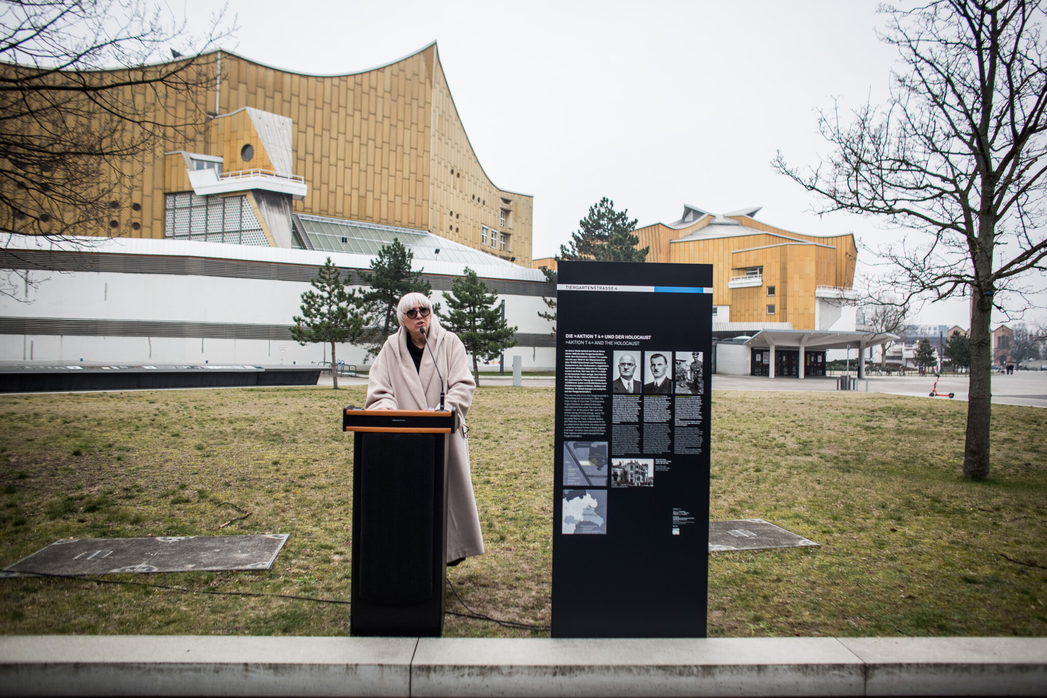 Übergabe der Informationstafel »Die ›Aktion-T4‹ und der Holocaust« an die Öffentlichkeit