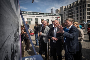 Uwe Neumärker führt durch die Ausstellung. Foto: Ständige Konferenz/Marko Priske