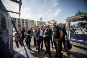 Uwe Neumärker führt durch die Ausstellung. Foto: Ständige Konferenz/Marko Priske