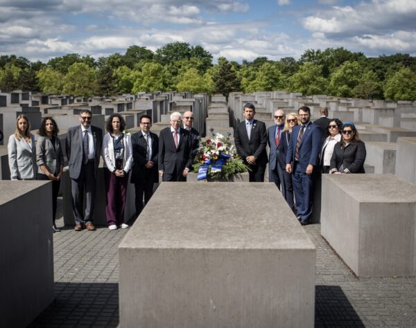 Task Force J7 besucht Holocaust-Denkmal in Berlin © Stiftung Denkmal, Foto: Marko Priske