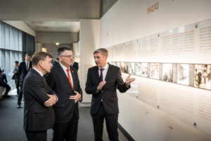 Berlin, 5. Juni 2025: Israels Außenminister Gideon Sa'ar und Außenminister Johann Wadephul besuchen Ausstellung unter dem Stelenfeld © Stiftung Denkmal, Foto: Marko Priske