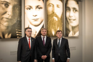 Berlin, 5. Juni 2025: Israels Außenminister Gideon Sa'ar und Außenminister Johann Wadephul besuchen Ausstellung unter dem Stelenfeld © Stiftung Denkmal, Foto: Marko Priske
