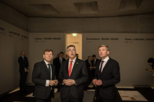 Berlin, 5. Juni 2025: Israels Außenminister Gideon Sa'ar und Außenminister Johann Wadephul besuchen Ausstellung unter dem Stelenfeld © Stiftung Denkmal, Foto: Marko Priske