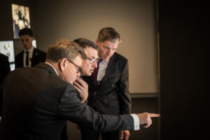 Berlin, 5. Juni 2025: Israels Außenminister Gideon Sa'ar und Außenminister Johann Wadephul besuchen Ausstellung unter dem Stelenfeld © Stiftung Denkmal, Foto: Marko Priske