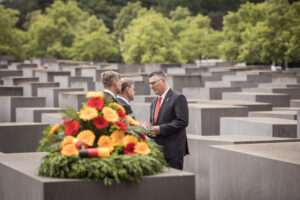 Berlin, 5. Juni 2025: Israels Außenminister Gideon Sa'ar, Außenminister Johann Wadephul und Stiftungsdirektor Uwe Neumärker im Stelenfeld des Holocaust-Denkmals © Stiftung Denkmal, Foto: Marko Priske1384