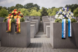202Berlin, 5. Juni 2025: Israels Außenminister Gideon Sa'ar und Außenminister Johann Wadephul legen Kranz im Stelenfeld nieder © Stiftung Denkmal, Foto: Marko Priske50605D1843