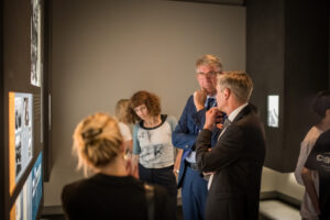 Wolfram Weimer und Uwe Neumärker im Raum der Familien © Stiftung Denkmal, Foto: Marko Priske