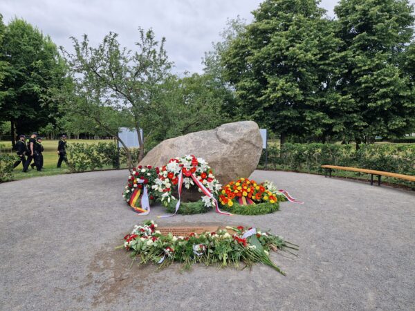 Berlin, 16. Juni 2025: Enthüllung des Gedenkortes für Polen 1939 – 1945 © Stiftung Denkmal, Foto: Uwe Neumaerker