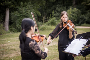 Berlin, 24. Juni 2025: Gedenkstunde anlässlich des 92. Jahrestags des Verbots der Glaubensgemeinschaft der Zeugen Jehovas © Stiftung Denkmal, Fan Wang (Violine) und Annika Reuter (Viola), Foto: Marko Priske