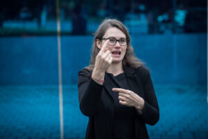 05. Septmeber 2025, Die Veranstaltung wurde von Antje Dörner in Gebärdensprache gedolmetscht, © Stiftung Denkmal, Foto: Marko Priske
