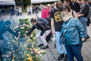 05. Septmeber 2025, Besucher und Bescuherinnen legten im Anschluss Blumen, © Stiftung Denkmal, Foto: Marko Priske