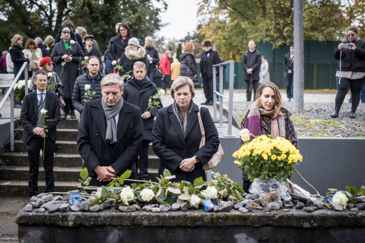 Uwe Neumärker, Direktor der Stiftung Denkmal für die ermordeten Juden Europas, Cornelia Seibeld, Präsidentin des Berliner Abgeordnetenhauses, und Deborah Hartmann, Leiterin der Gedenk- und Bildungsstätte Haus der Wannsee-Konferenz © Marko Priske
